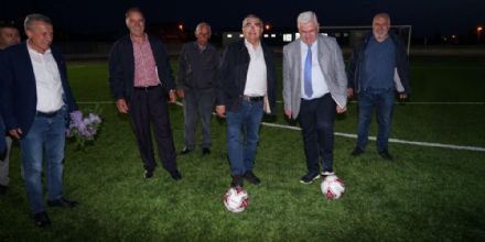 Ba�kan Y�ksel Vak�flar Futbol Sahas��nda incelemelerde bulundu