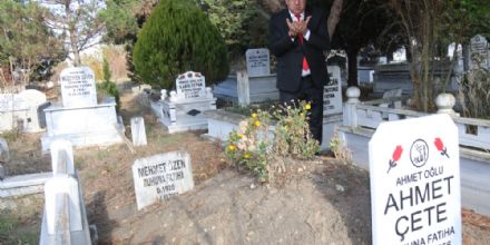 Başkan Yüksel Rahmetli Muhtarı Kabri Başında Andı