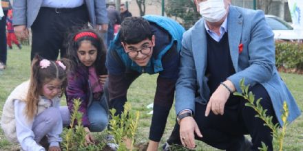 Ergene Belediye Bakan Rasim Yksel zel ocuklarla Birlikte Fidan Dikti