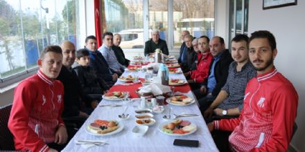Bakan Yksel Ahimehmet Genlik Spor Ynetimi ve Oyuncularyla Kahvaltda Bulutu