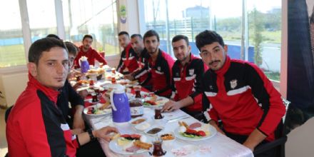 Bakan Yksel Salkspor Ynetici ve Futbolcular ile Kahvaltda Bulutu