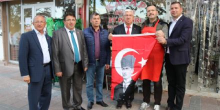 Bakan Yksel Vatandaa ve Esnafa Bayrak Datt