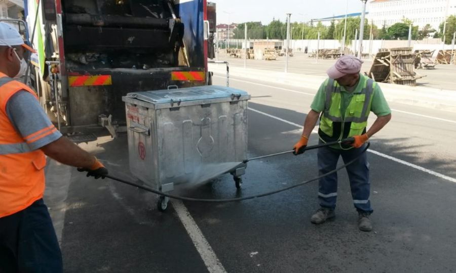 Ergenede Çöp Konteynerleri Temizleniyor