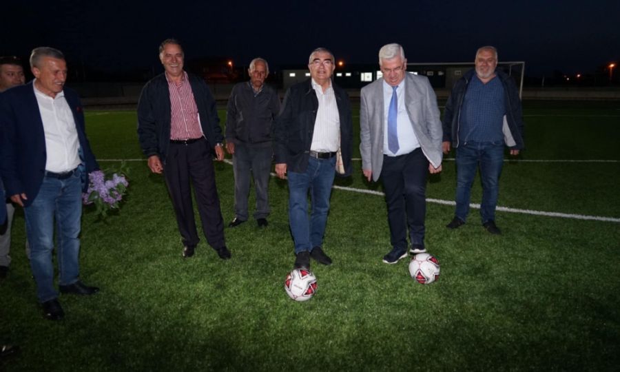 Ba�kan Y�ksel Vak�flar Futbol Sahas��nda incelemelerde bulundu