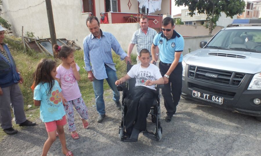 Ergene Belediyesi iki engelli vatandaa akl araba hediye etti.