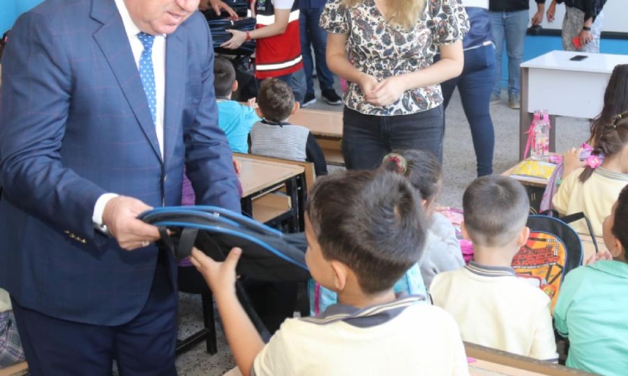 Okula ba�layan �ocuklara �anta ve k�rtasiye malzemesi