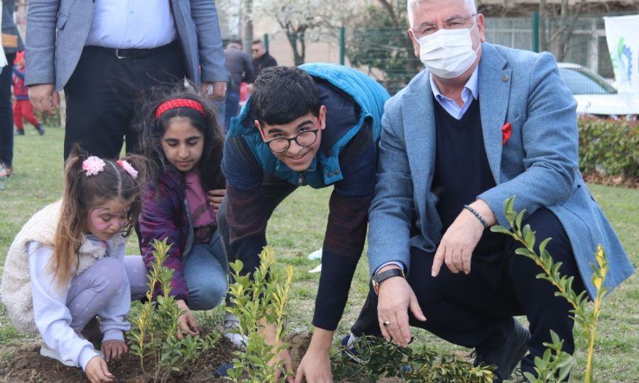 Ergene Belediye Bakan Rasim Yksel zel ocuklarla Birlikte Fidan Dikti