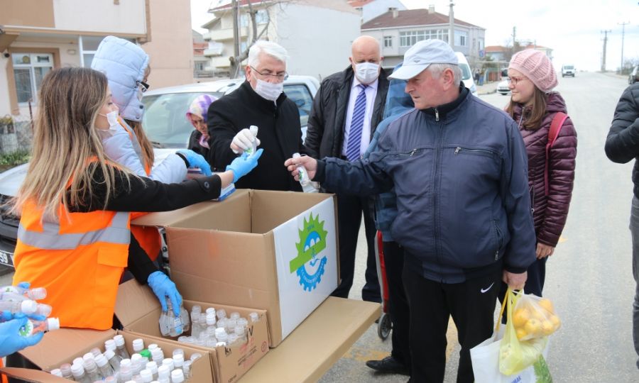 Başkan Yüksel Pazarda Dezenfektan, Maske ve Eldiven Dağıttı