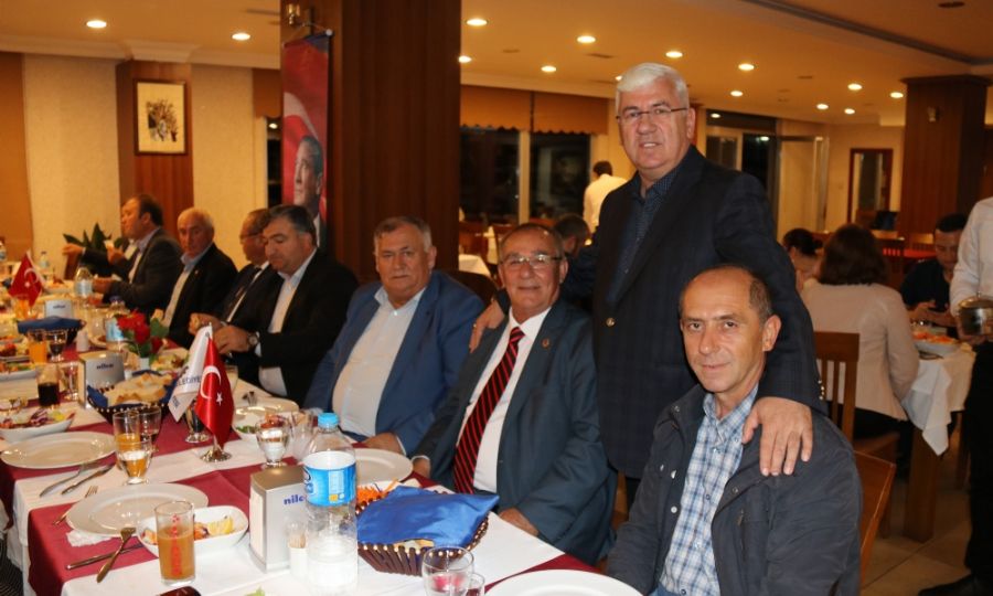 Bakan Yksel Muhtarlar le Yemekte Bulutu