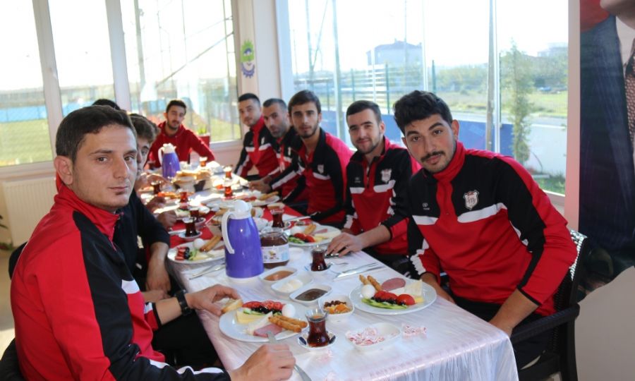 Bakan Yksel Salkspor Ynetici ve Futbolcular ile Kahvaltda Bulutu