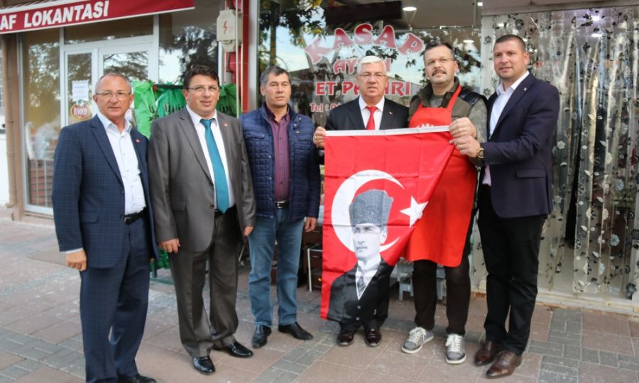 Bakan Yksel Vatandaa ve Esnafa Bayrak Datt