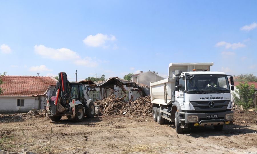 Ergenede Korku Salan Metruk Binalar Yklyor