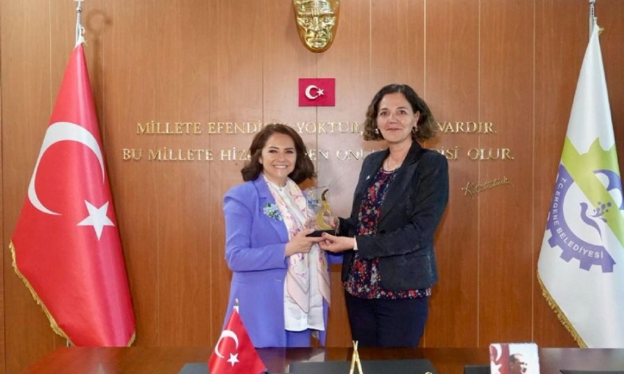 Belediye Bakanmz Sayn Mge Yldz Topaka Byk Onur: En Baarl le Belediye Bakan dl