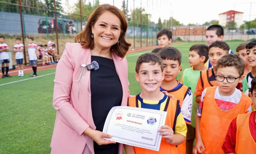 Ergene Belediyesi Yaz Futbol Kursu Tamamlandı: Geleceğin Futbolcularına Sertifikaları Müge Başkan’ımızdan