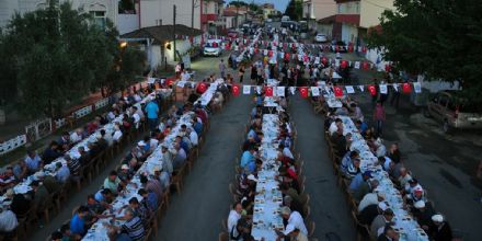 Ergeneliler   Sevgi Sofrasnda Buluuyor