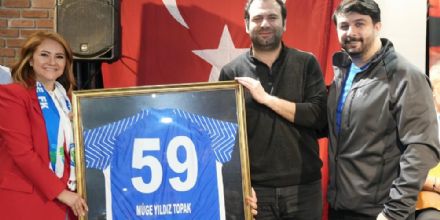 BA�KAN M�GE YILDIZ TOPAK�TAN ERGENE VEL�ME�ESPOR�A TAM DESTEK!