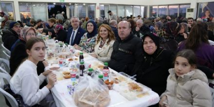 KIRKG�Z MAHALLEM�ZDE RAMAZAN�IN BEREKET� AYNI SOFRADA PAYLA�ILDI!