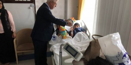 Belediye Bakan Rasim Yksel Snnet Olan ocuklar Ziyaret Etti
