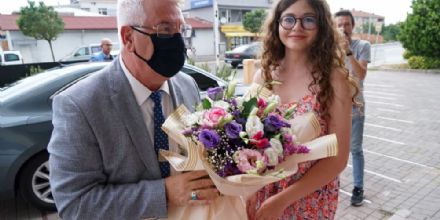 Ba�kan Y�ksel �i�eklerle kar��land�