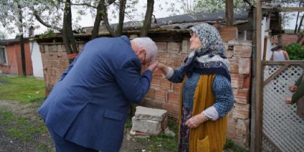 Ergene Belediye Bakan Rasim Yksel Kap Kap Gezerek Vatandalara Pide Datt