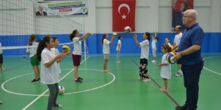 Bakan Yksel Yaz Spor Okullarn Ziyaret Etti