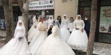Gelinlerin Sa ve Makyajlarn Ergene Belediyesi Kursiyerleri Yapt