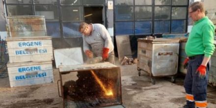 Ergene Belediyesi ��p Konteynerlerinin Bak�m ve Onar�m�n� Yap�yor