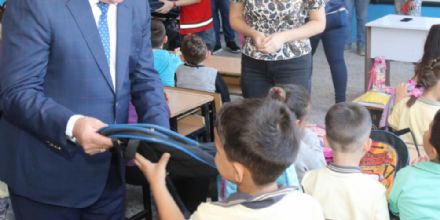 Okula balayan ocuklara anta ve krtasiye malzemesi