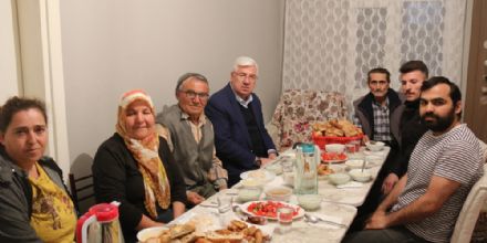 Ergene Belediye Ba�kan� Rasim Y�ksel Vatanda��n �ftar Sofras�na Konuk Oldu