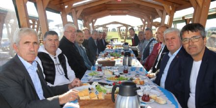Ergene Belediye Bakan Rasim Yksel Ergene Kaymakam ve Muhtarlarn ilek Kafede Misafir Etti
