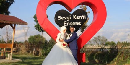 Ergene Belediyesi Glet Kafe ve ilek Tarlalar Yeni Evlenecek iftlerin Doal Stdyolar Oldu