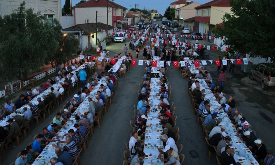 Ergeneliler   Sevgi Sofrasnda Buluuyor
