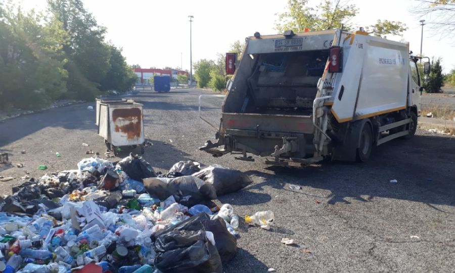 Sorumsuzlar Kirletiyor Belediyemiz Temizliyor