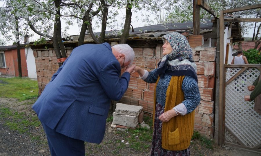 Ergene Belediye Bakan Rasim Yksel Kap Kap Gezerek Vatandalara Pide Datt