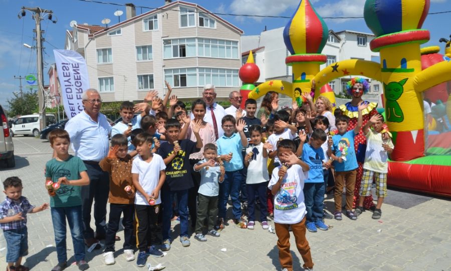 Bakan Yksel Bayramda ocuklara Dondurma kram Etti