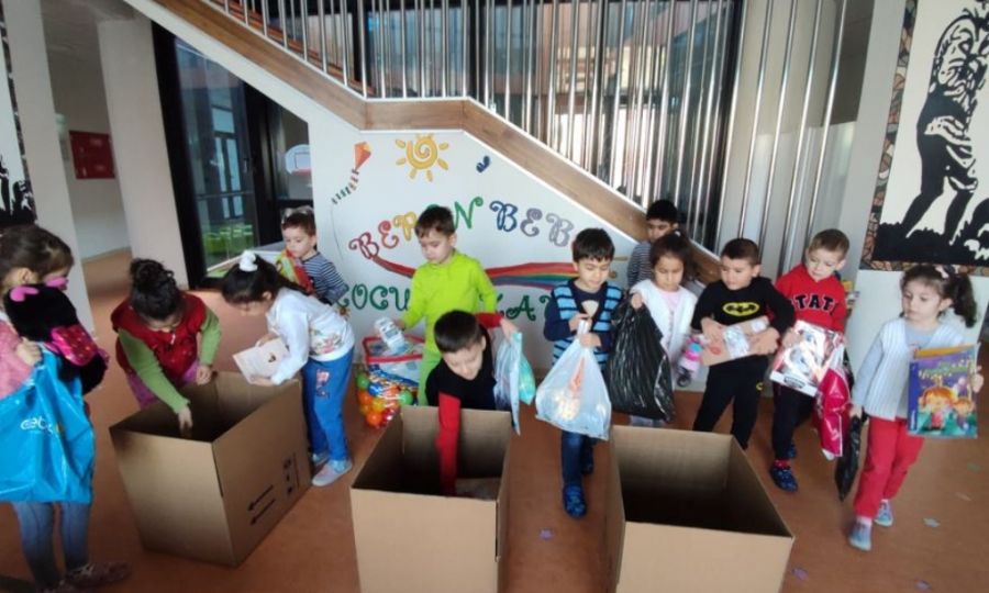 Minikler Kendi Eyalarn Deprem Blgesindeki ocuklara Gnderdi
