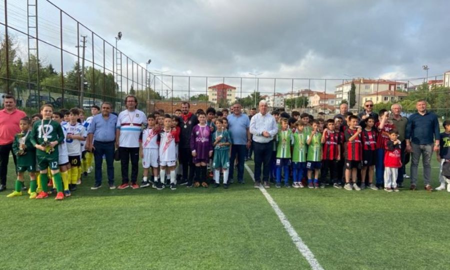 Ergene Belediye Bakan Rasim Yksel Miniklerle Birlikte ampiyonluk Sevincini Yaad