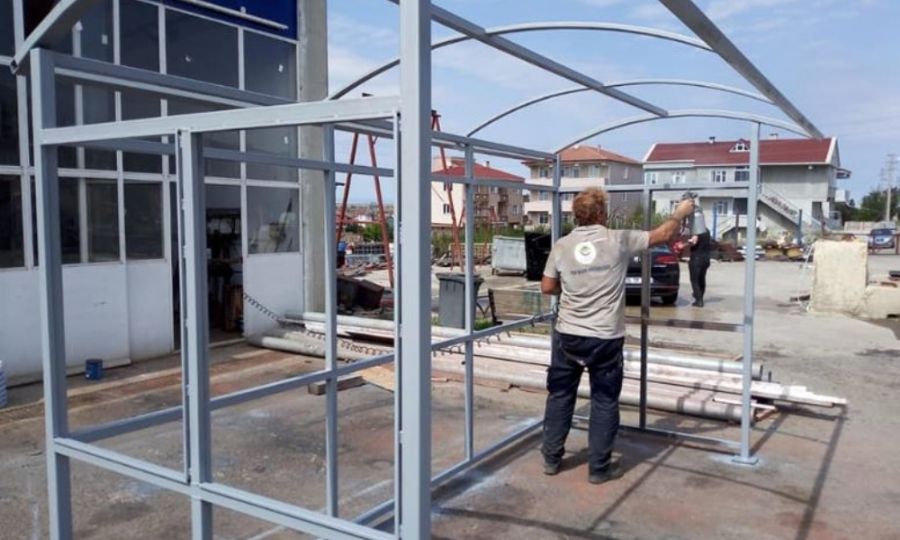 Ergene Belediyesi Otob�s Duraklar� ve Banklar� Kendisi �retiyor