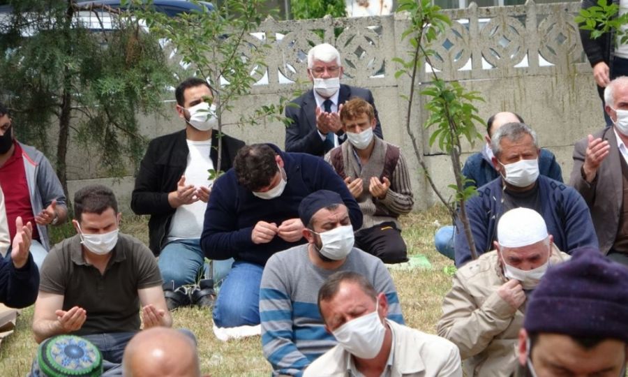 Bakan Yksel Cami Cemaati le Birlikte Cuma Namazn Kld