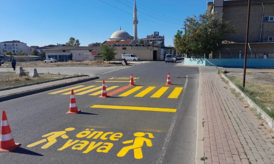 Ergenede yaya geitleri boyanyor