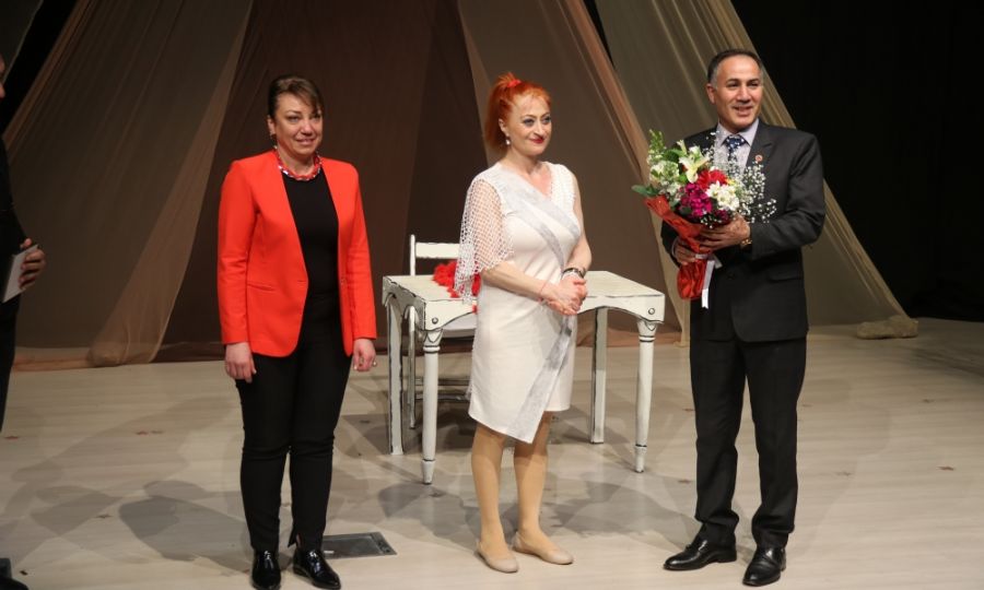 Sardunya Kokan Kadnlar Ergeneli Kadn Tiyatroseverlerle Bulutu