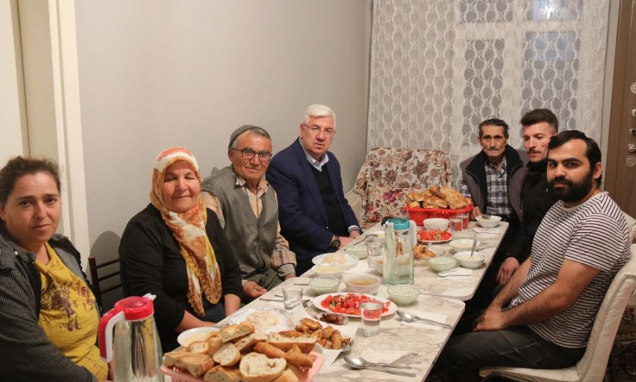 Ergene Belediye Ba�kan� Rasim Y�ksel Vatanda��n �ftar Sofras�na Konuk Oldu