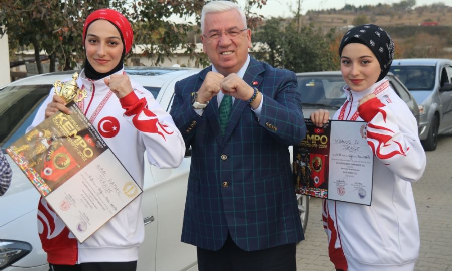 �ampiyonlar�n Konvoyuna Ba�kan Y�ksel�de E�lik Etti