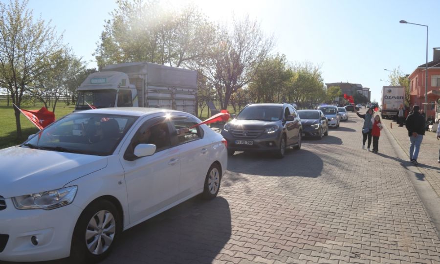 Ergenede 23 Nisan Cokusu Ara Korteji le Taland