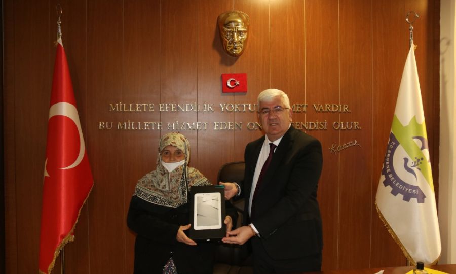 Bakan Ykselden Anlaml Hediye