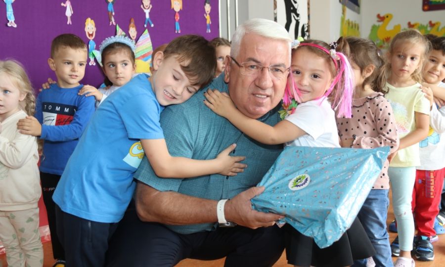 Bakan Yksel ocuklar Hediyelerle Karlad