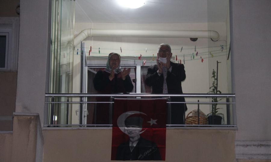 Ba�kan Y�ksel Sa�l�k �al��anlar�na Alk��lar�yla Te�ekk�r Etti