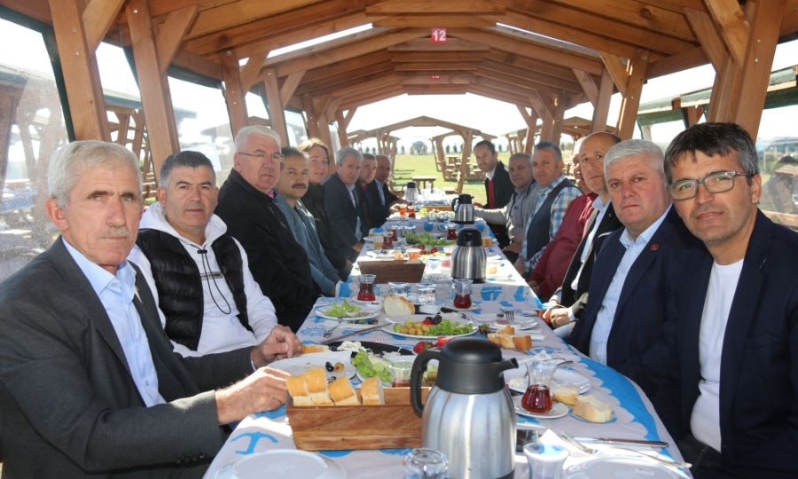 Ergene Belediye Bakan Rasim Yksel Ergene Kaymakam ve Muhtarlarn ilek Kafede Misafir Etti
