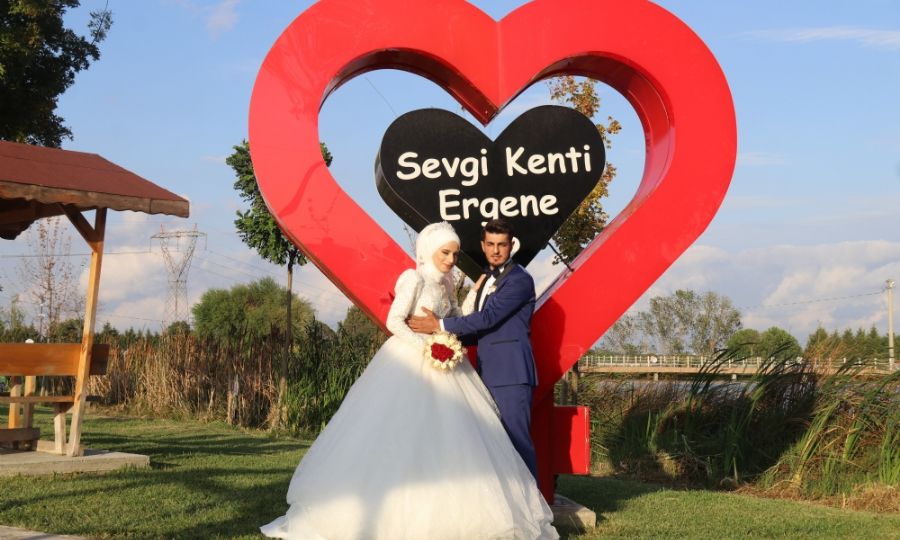Ergene Belediyesi Glet Kafe ve ilek Tarlalar Yeni Evlenecek iftlerin Doal Stdyolar Oldu