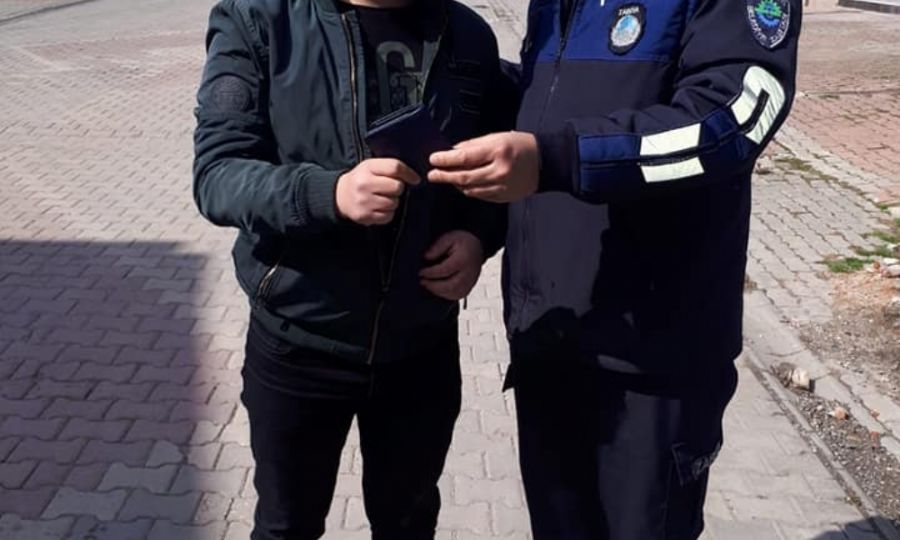 Kay�p C�zdan Zab�ta Ekiplerince Sahibine Teslim Edildi